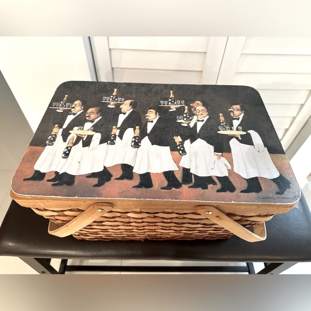 VTG🧺Wicker Picnic Basket with Winery Waiters Design